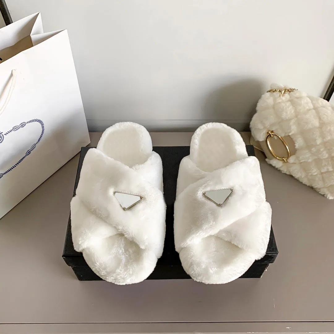 2022 Designer Women Slippers Luxury Wool Slides Soft Warm Fur Slippers Brand Enameled Triangle Crossover Fashion Black White Ladies Sandals 36-41 With Box